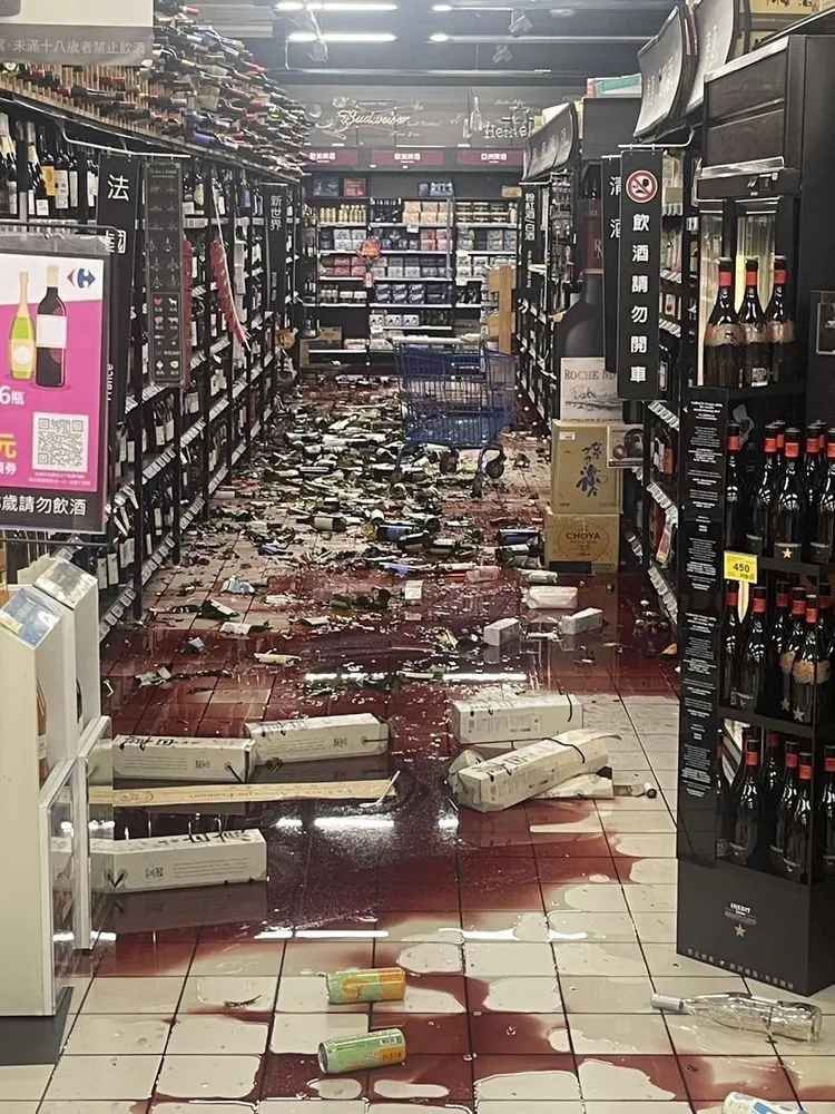 家樂福紅酒貨架慘況被拍下。翻攝自爆廢公社