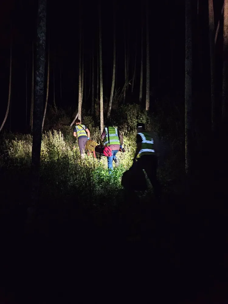 警消步行5分鐘山路前往救援。消防局提供