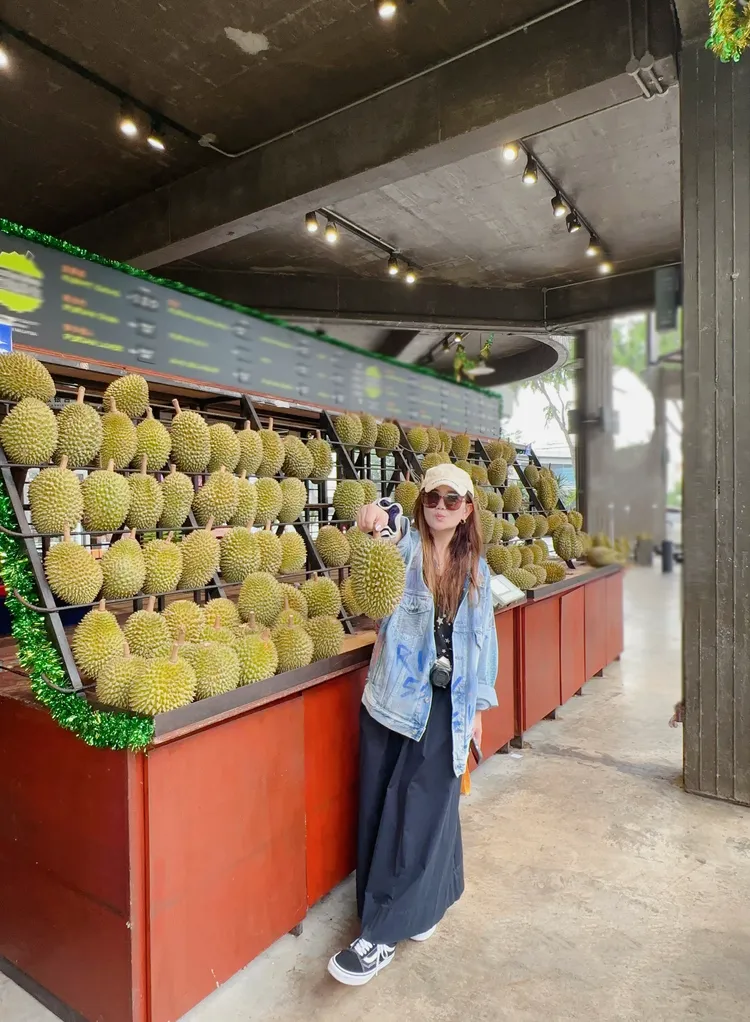 梁靜茹當起地陪帶團隊吃現剝的榴蓮。超級圓頂提供