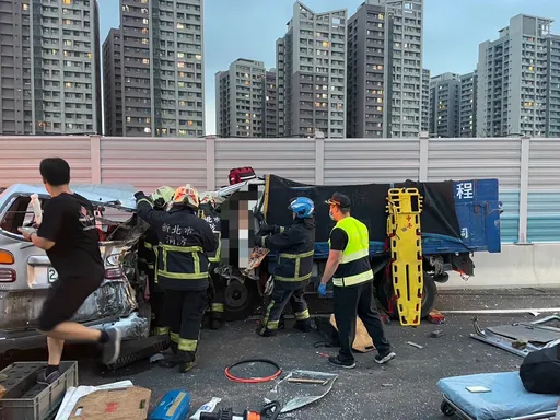台65南下合宜路匝道3车连环撞　小货车驾驶受困车内双脚骨折