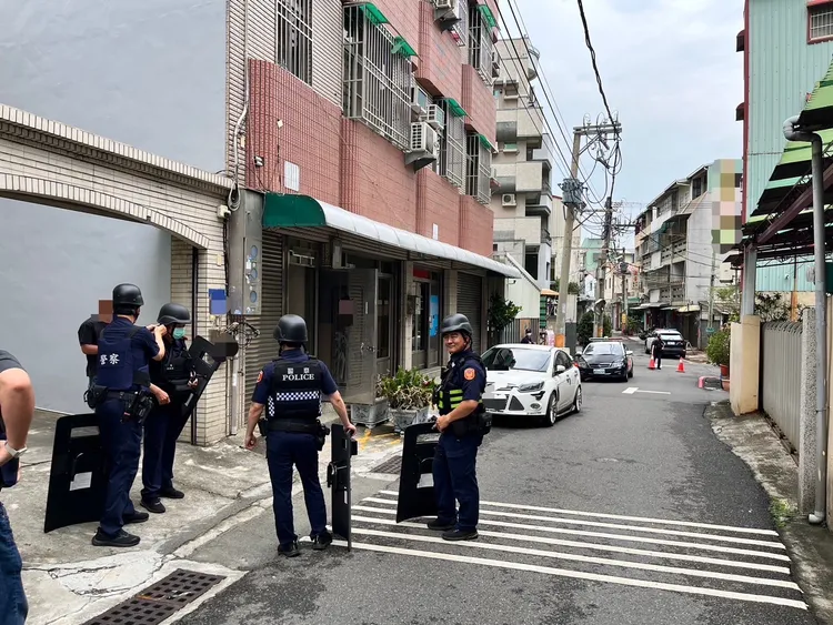 警方封鎖路口，集結警力準備攻堅。讀者提供