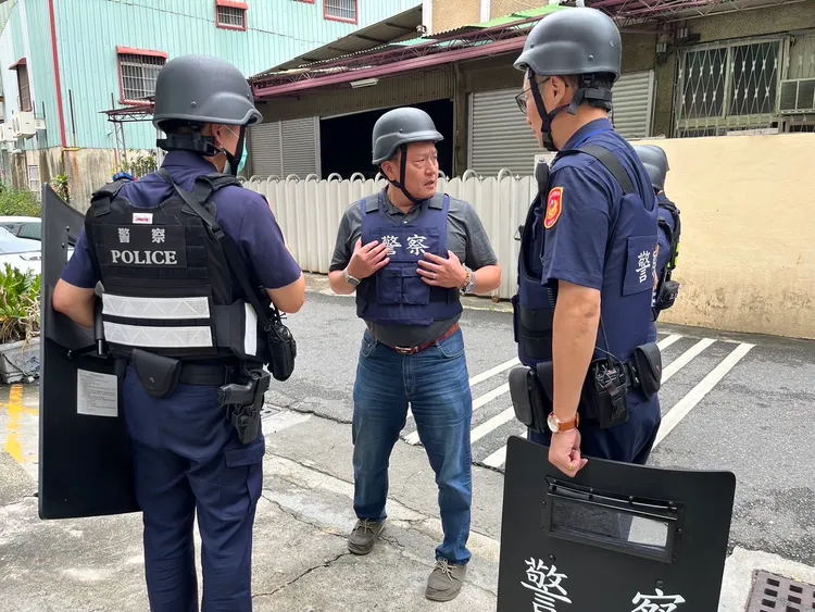 偵查隊長王宥薦(中)率員攻堅。讀者提供