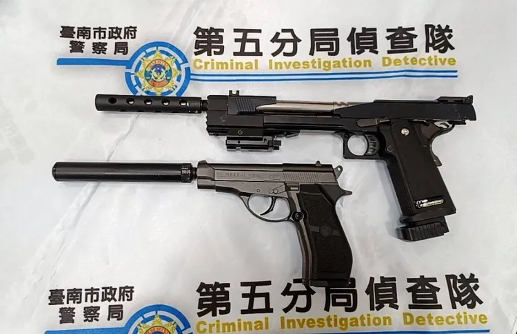 警方起出涉案改造槍枝，將送鑑驗。讀者提供