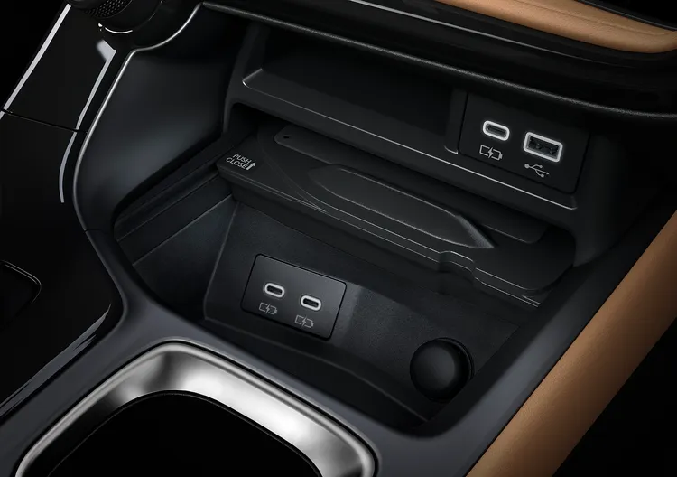 NX 250以上車型於中央主機下方收納空間新增2組USB Type-C充電孔。業者提供