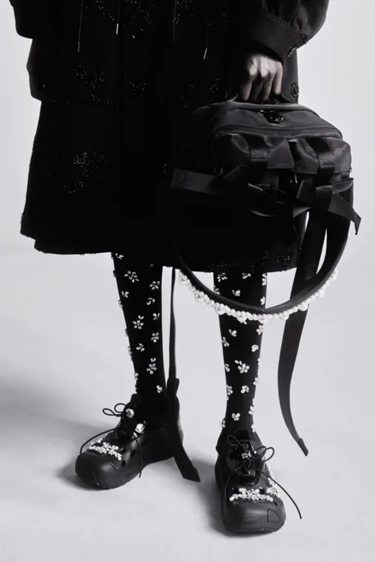 將水鑽、立體花朵輪廓等浪漫元素運用在洞洞鞋之中。品牌提供