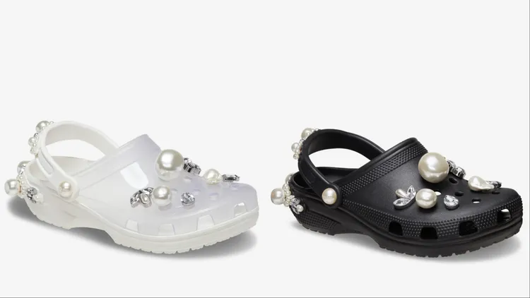 Simone Rocha x Crocs聯名系列經典平底拖鞋，各5800元。品牌提供
