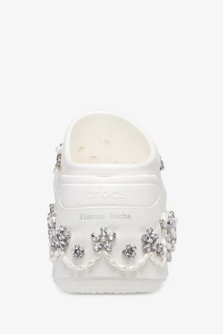 鞋款透過串珠勾勒出婚禮上雙層蛋糕的蕾絲花樣。品牌提供