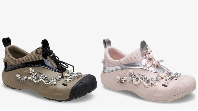 Simone Rocha x Crocs聯名系列運動走路鞋橄欖綠色（左）、粉色（右），各7600元。品牌提供