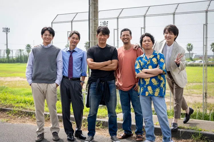 反町隆史（左三）和《麻辣教師GTO》學生小栗旬（左起）、窪塚洋介、德山秀典（右起）、山崎裕太、池內博之。重聚。翻攝GTOrevival X