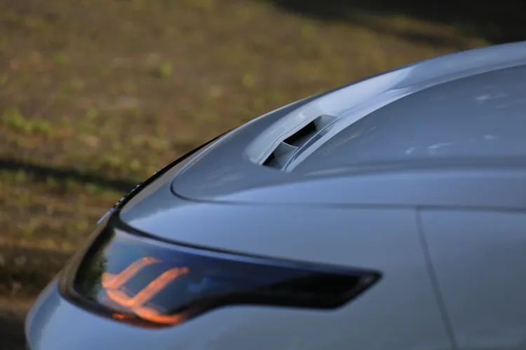 車頭蓋甚至設計過往在超跑上才得見的導流孔洞，藉以有效降低風阻。林浩昇攝