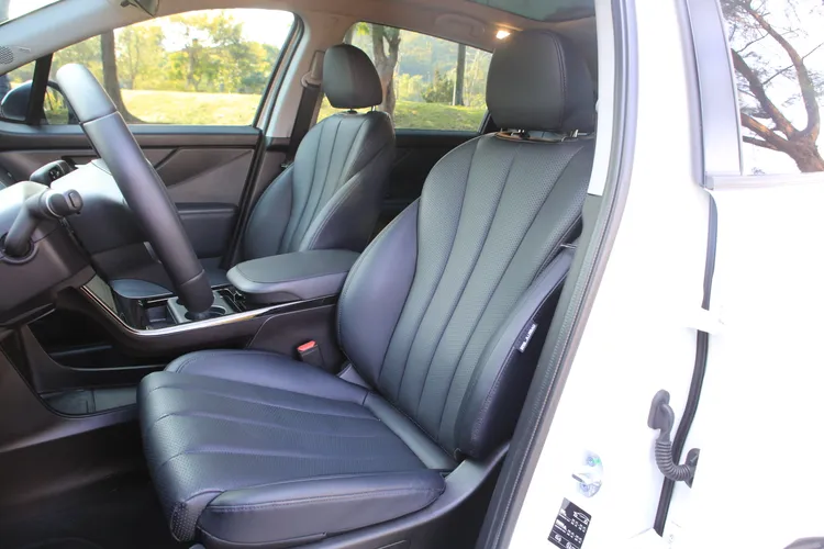 座椅設計造型算是頗講究，支撐性及舒適性都有合理表現，亮點版標配電動調整及通風功能。林浩昇攝