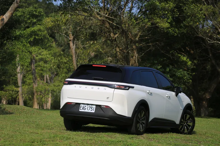 明顯外擴的後葉子鈑，搭配貫穿式的尾燈組，車尾豐富飽滿的層次我認為是n⁷最具魅力的所在。林浩昇攝