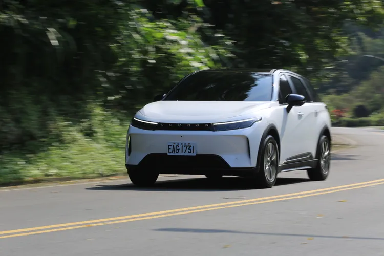 230匹馬力、34.6kgm的單馬達後驅規格，在馬達瞬間扭力即可達峰值的性格下，讓Luxgen n⁷加速表現相當帶勁。林浩昇攝