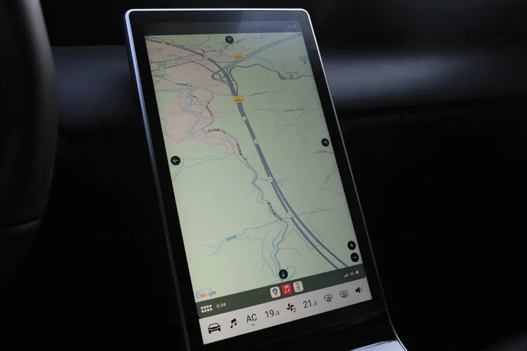 當使用無線Apple CarPlay及Android Auto，使用Google Map導航之後，滿版呈現的地圖資訊相當霸氣。林浩昇攝