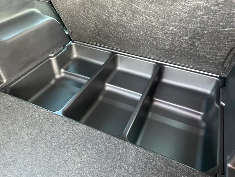 行李廂底板掀開之後還有隱藏式防水收納空間。林浩昇攝