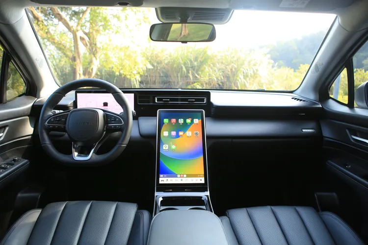 在12.3吋數位儀表及15.6吋大型中央螢幕布局下，Luxgen n⁷車艙整體呈現滿滿科技氛圍。林浩昇攝