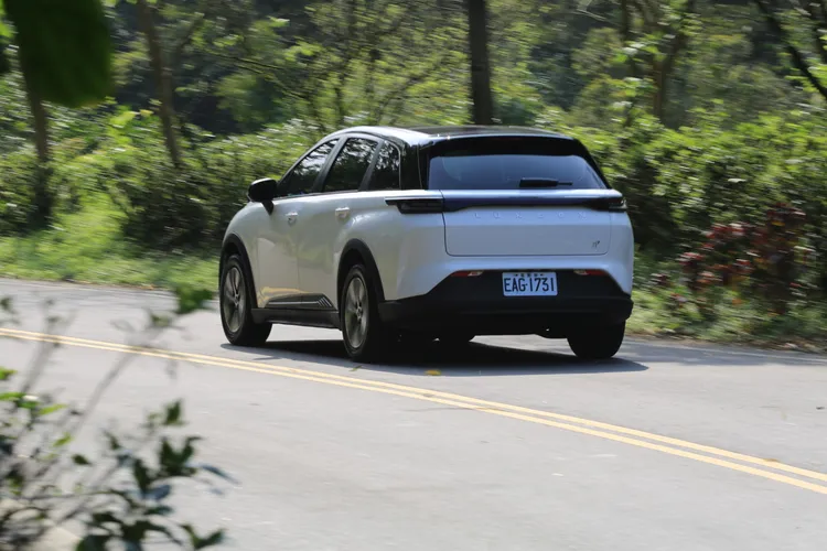 Luxgen n⁷在山道中面對較激烈的操駕，懸吊狀態仍是顯得氣定神閒，尤其是電池重量在底盤壓陣，因此格外顯得讓人放心。林浩昇攝