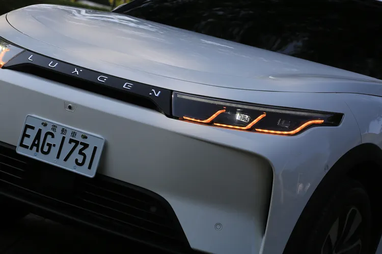 在細長型的LED頭燈及貫穿其中的品牌字母飾板，加上有著導流孔設計的封閉式前保桿，不用明說即散發出濃厚的「電味」。林浩昇攝