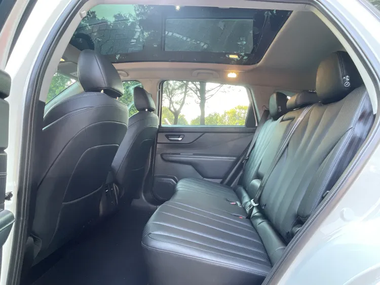 在2720mm的軸距設定下，後座空間確實超越我們對於中型休旅印象中的表現，且平整化的底板無論乘坐或移動都具優勢。林浩昇攝