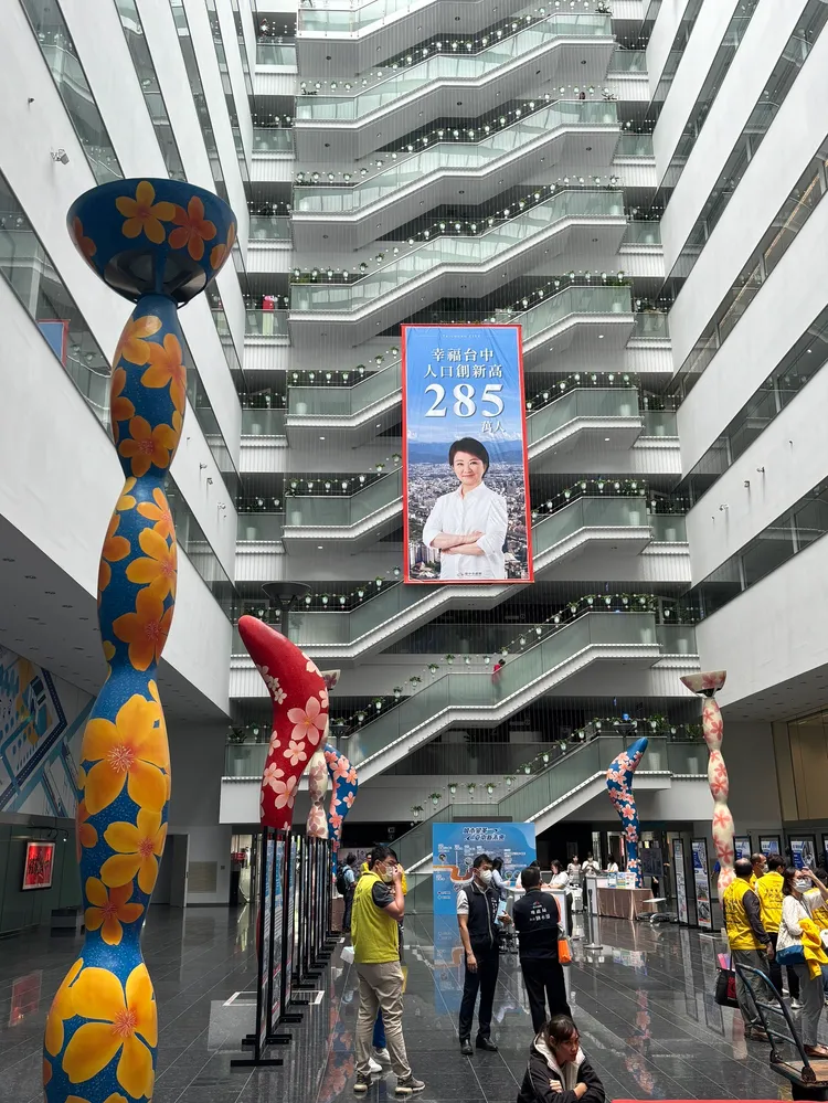 宣傳布條從6樓掛到3樓。張家銨提供