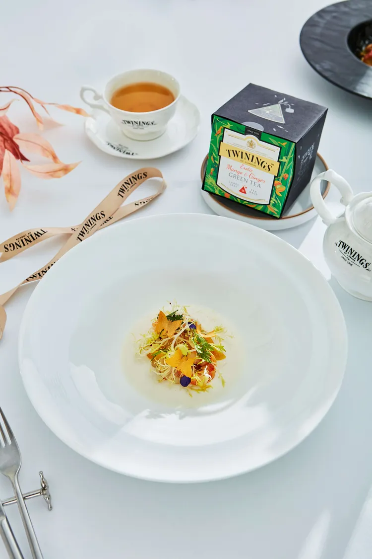 海鮮薑汁奶凍配辣芒果脆片。業者提供