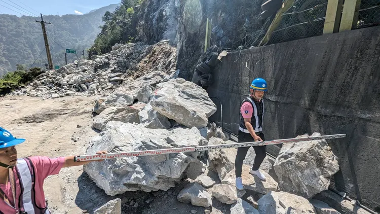 中橫便道落石嚴重。工務段提供