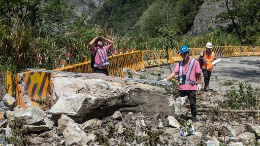 中橫便道慘況曝光!這輛車前後遭落石擊毀 硬開進隧道幸運避險