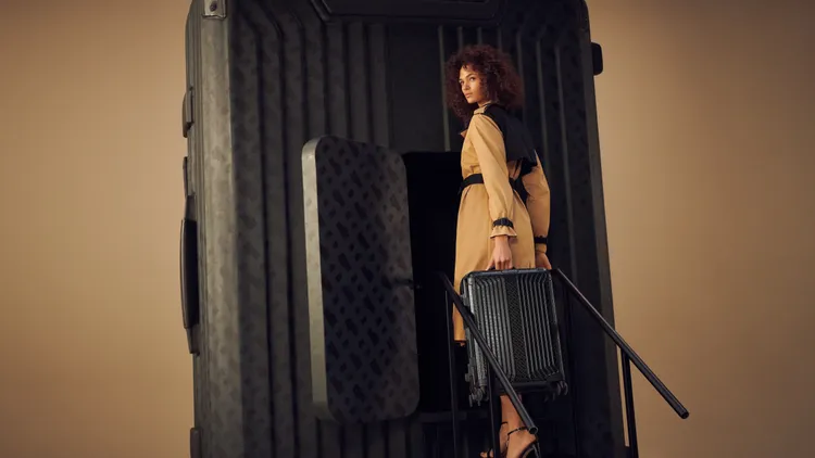 旅客登上巨大尺寸的行李箱。品牌提供