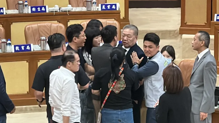 議場上蔡淑君等議員見狀感覺不妙，趕緊勸阻蔣根煌，希望他保重身體。資料照
