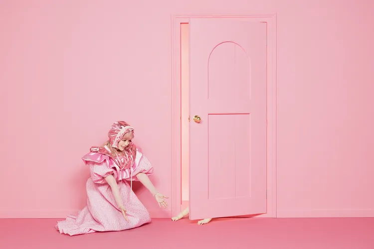 卡莉怪妞宣布當媽。ASOBI SYSTEM提供