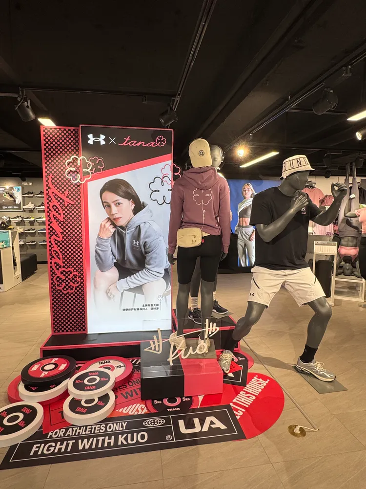 UNDER ARMOUR也特別在大安旗艦店中設立郭婞淳聯名專區。劉旻君攝