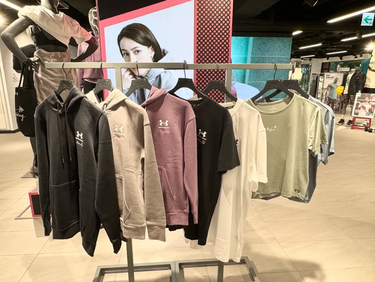 「UA X TANA」系列共推出短袖T-Shirt、長袖帽Tee等7款單品。劉旻君攝