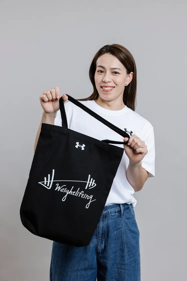 UNDER ARMOUR為郭婞淳特別設計限量帆布袋。品牌提供