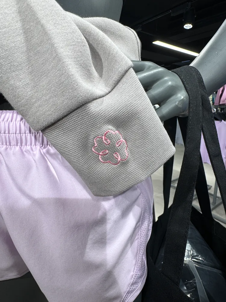 刺繡圖樣上加入取自「婞」讀音相同的「婞運草」。劉旻君攝