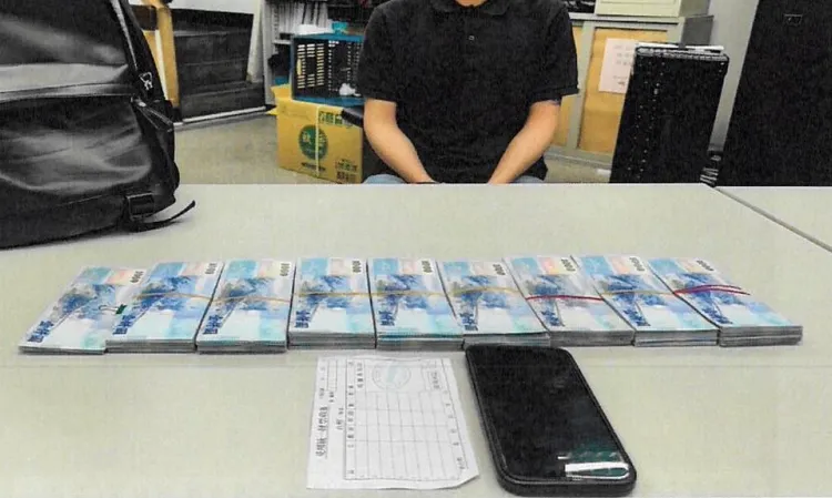 警方起獲82.7萬元贓款。翻攝畫面