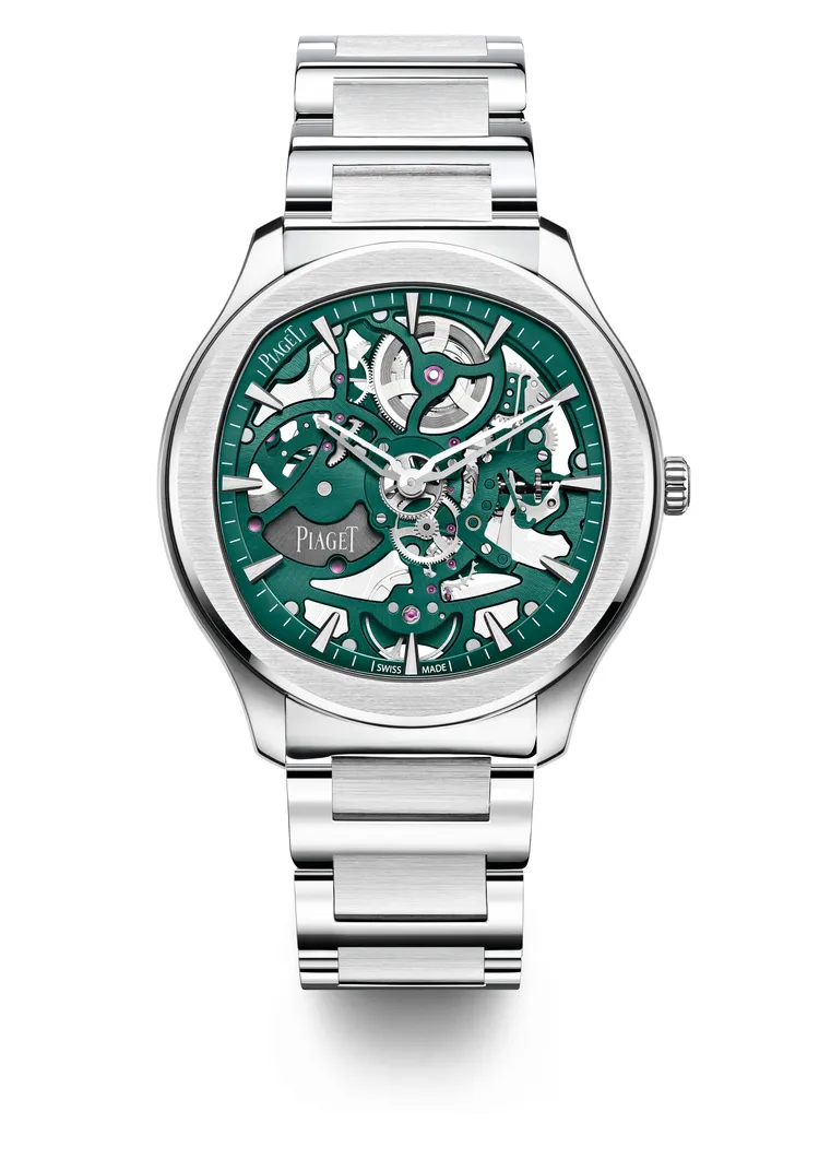 伯爵Polo系列孔雀綠鏤空超薄精鋼腕錶，42mm，精鋼錶殼，孔雀綠鏤空錶盤，快拆式精鋼鍊帶另附頂級鱷魚皮錶帶，伯爵1200S1自動上鍊鏤空自製機芯，動力儲存約44小時。109萬元。品牌提供