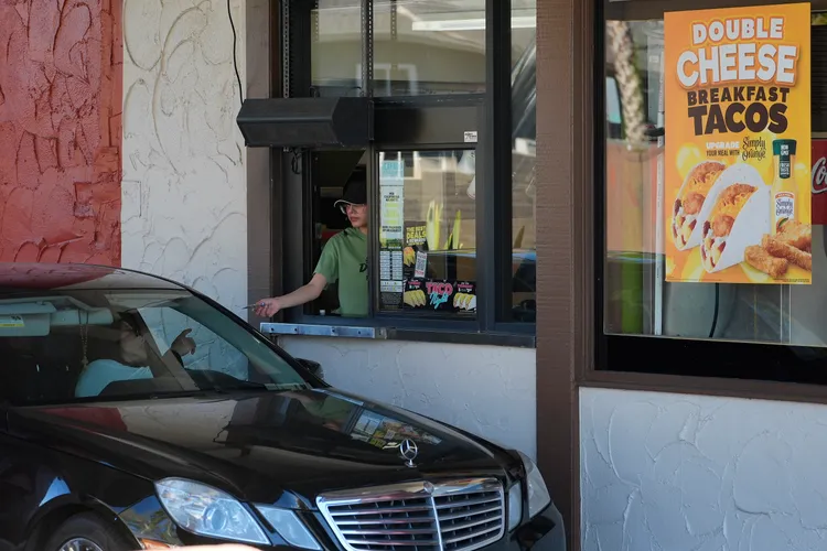 美國加州速食業最低時薪大漲，有業者計畫以後得來速車道要換成AI人工智慧點餐。美聯社