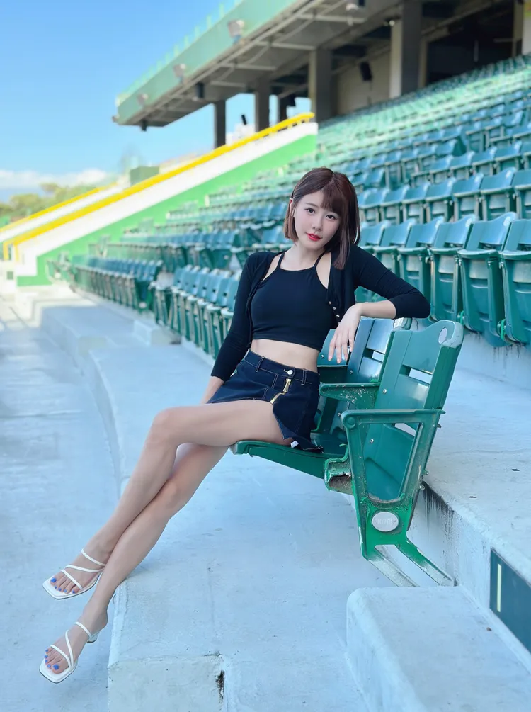 啦啦隊女神陳波波遇低潮，直言「適婚年齡壓力大」，高鐵上淚撒直播。