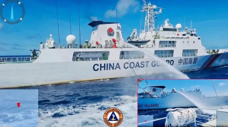 中國海警船以水龍噴菲律賓海警船。資料照片