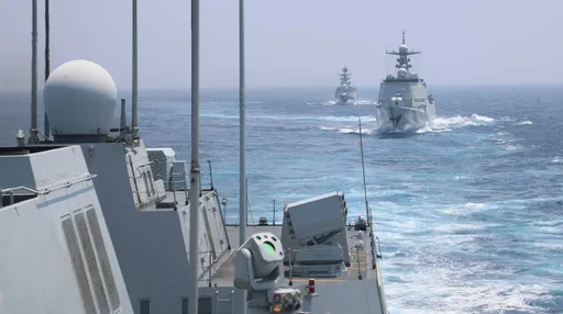 恐擦槍走火!針鋒相對抗衡美日澳菲聯軍 中國解放軍南海聯合海空戰巡