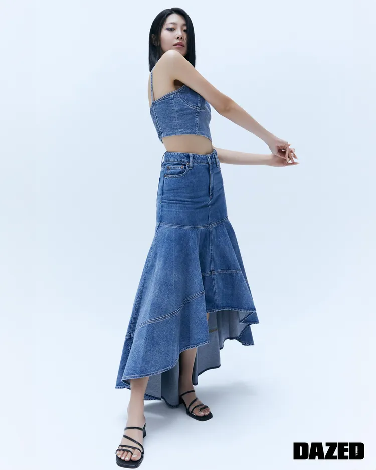 崔慧善穿上個性風的兩截式牛仔套裝。品牌提供