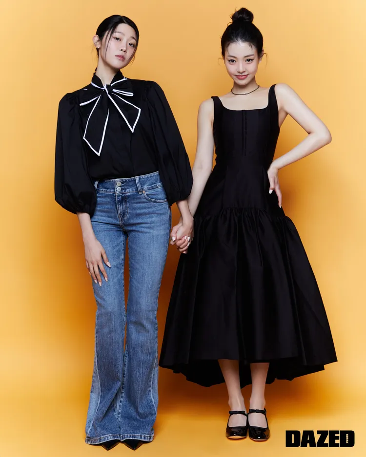 高腰單寧喇叭褲的透過合身剪裁調呈現崔慧善（左）最修長的身段。品牌提供