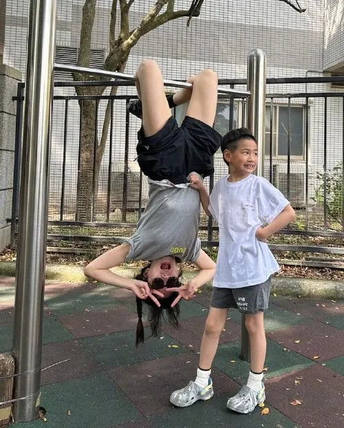 Ella秀倒掛功夫，兒子在旁守護她。翻攝Ella微博