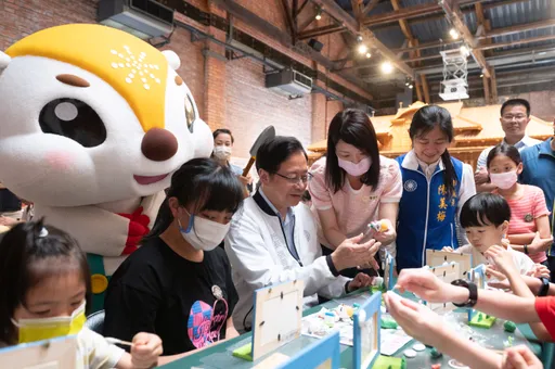 「捷寶」主題捏黏土 張善政與小朋友同樂歡慶兒童節