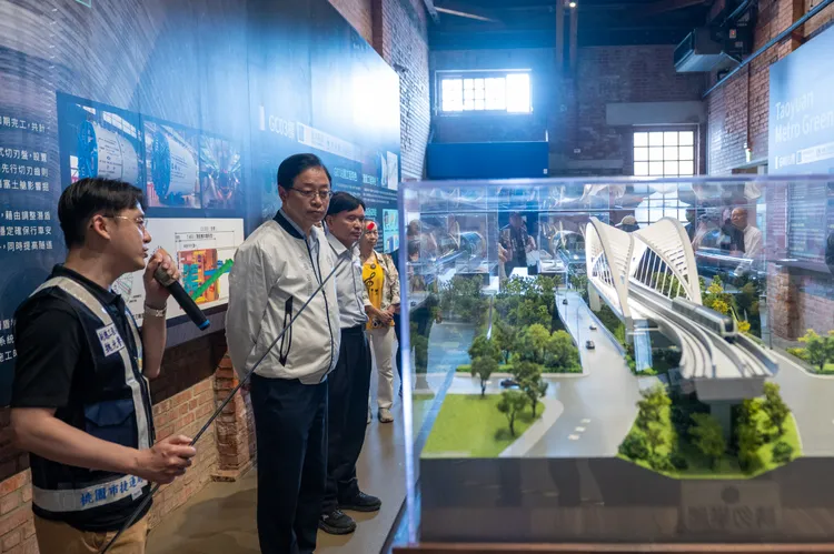 張善政參觀桃園軌道願景館。桃園市府提供