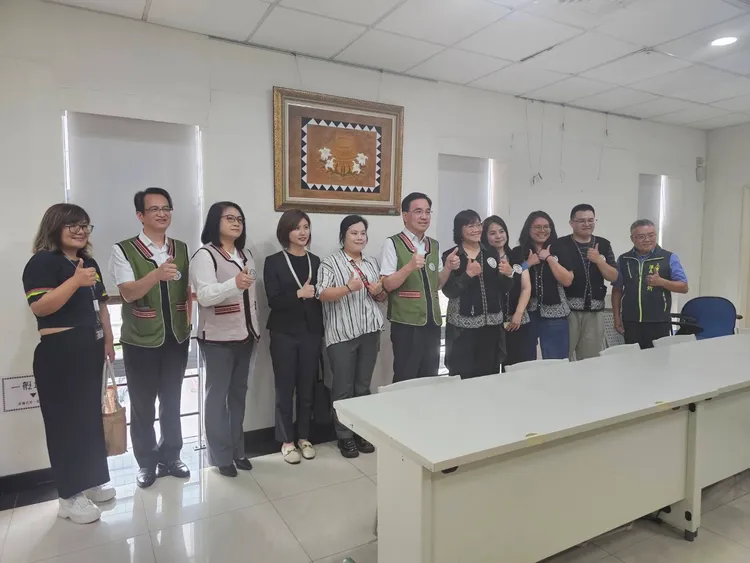 原住民族委員會主委夷將·拔路兒(右六)勉勵設站於北原中心三樓的北區原住民族就業服務站同仁。原民局提供