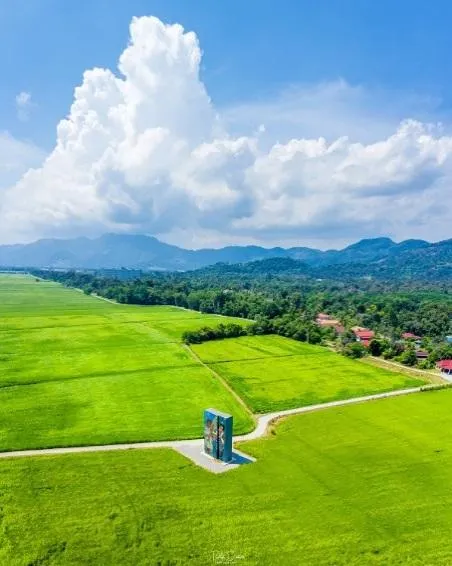浮羅山背擁有迷人鄉間景色，也不能錯過檳城國際貨櫃藝術節(PICAF)貨櫃裝置藝術。檳城旅遊局提供