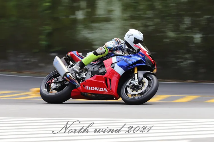 阮經天騎重機模樣被拍下。攝手大哥授權提供