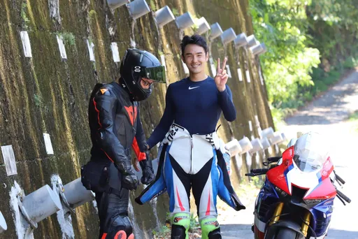 超帥重機型男跑山被拍 下車比YA燦笑竟是「陳桂林本人」!