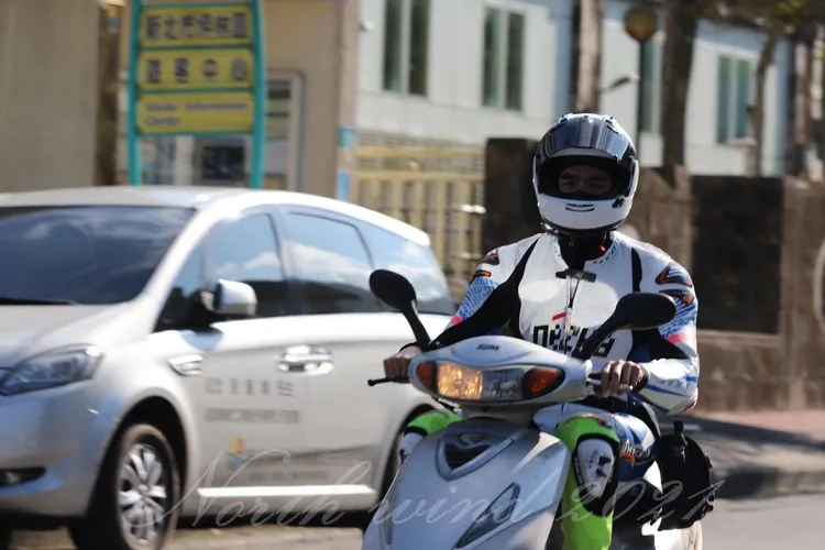 阮經天被捕捉在新北市的坪林騎車。攝手大哥授權提供